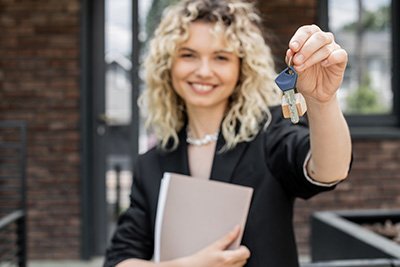 Tennessee REALTOR® holding house keys